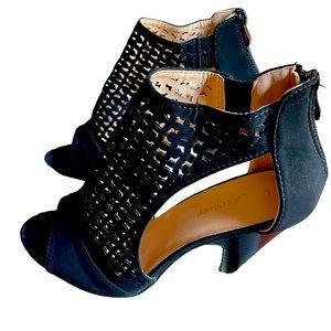 Unworn Forever Brand  black velvet shoes, Size 7.5